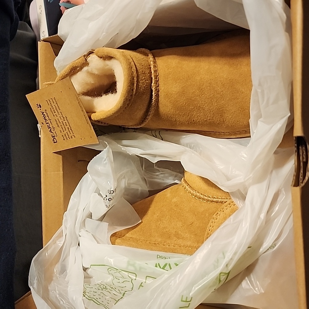NWT BearPaw retro shorty Youth,size 1 Y, ice coffee solid